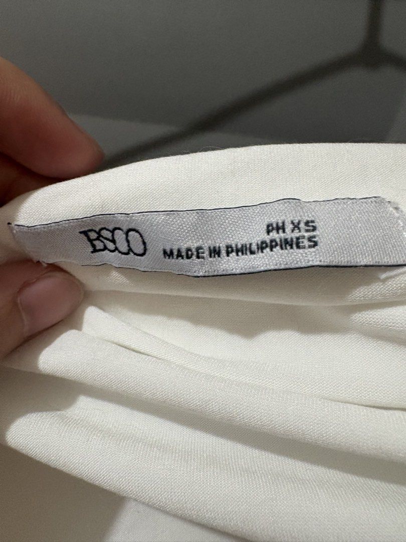 Assymetrical top BSCO HEIDI TOP XS WHITE (Category: Sleeveless) located in Makati City. Submitted by grwmdeclutter (Listing ID 1452074514, Image 3). Description: .