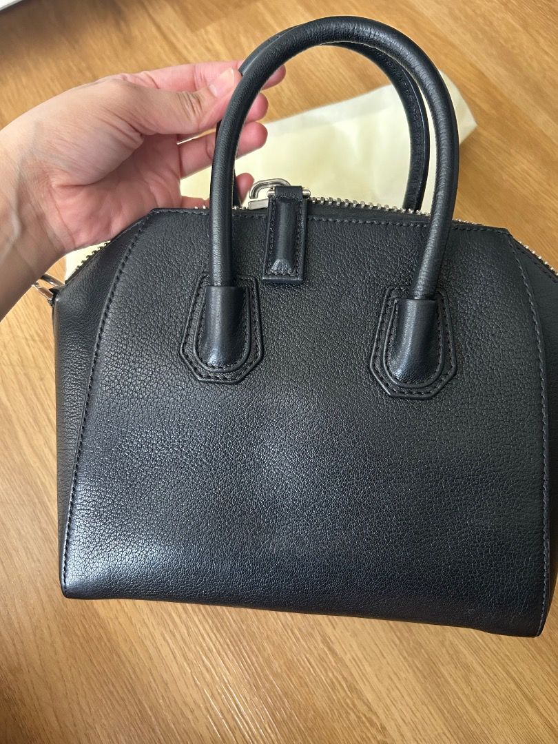 Authentic Givenchy Antigona mini (Category: Luxury Bags & Wallets) located in Taguig. Submitted by discountedpcs (Listing ID 1450526081, Image 3). Description: .