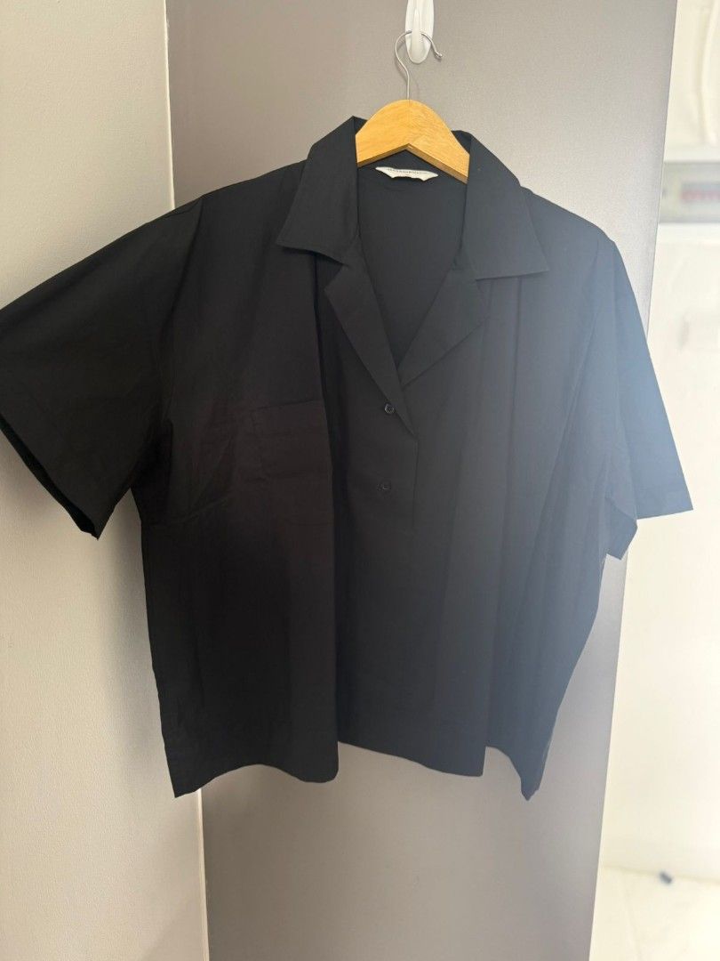 AYUMI Black Shirt MASSHIRO&Co. (Kategori: Atasan) berada di Jakarta Selatan. Dikirim oleh lilovecloset (ID iklan 1452029809, Gambar 3). Deskripsi: SIZE XL Bust: 144 cm Back Length: 64 cm Shoulder Width: 54 cm Sleeve Opening: 40.4 cm.