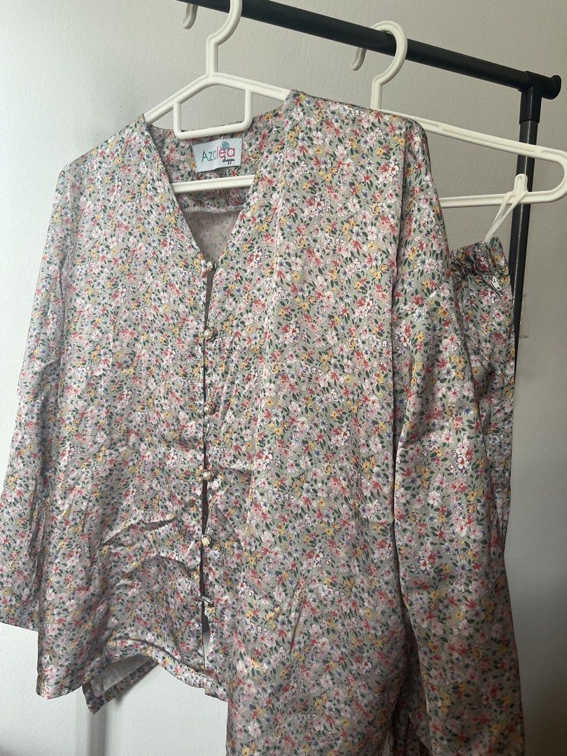 Baju Kurung Kedah Satin (Category: Baju Kurung & sets) located in Kuala Lumpur. Submitted by w3nncloset (Listing ID 1451959770, Image 1). Description: - Kurung Silky Satin Material - Custom made ( RM179) -Jual RM 50 - Jarang pakai —Klasik kurung kedah by Azalea Clothing.
