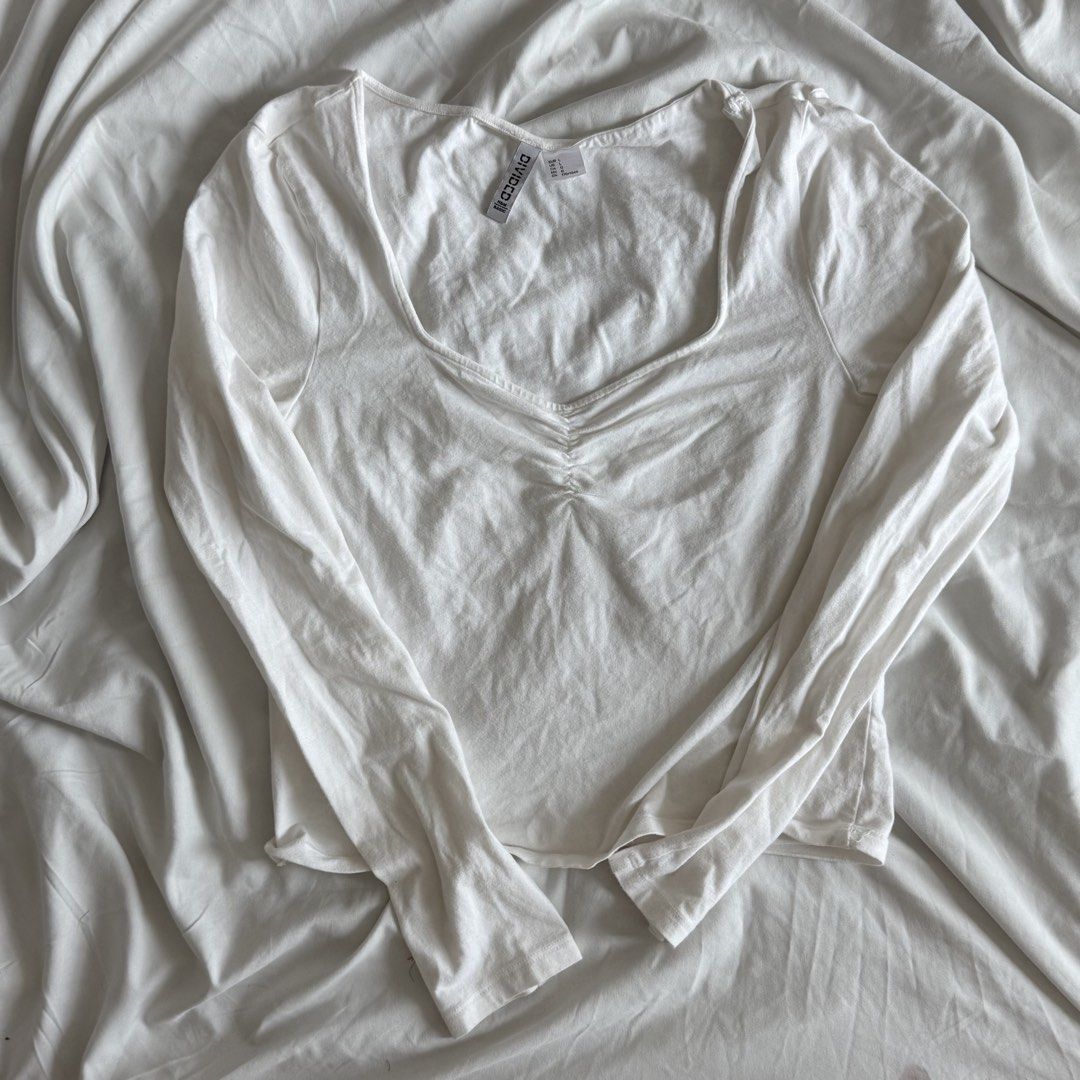 Basic H&M Longsleeves (Category: Longsleeves) located in Marikina City. Submitted by bykeei (Listing ID 1451963991, Image 1). Description: location: marikina city, metro manila ⭐️ first to pay basis .