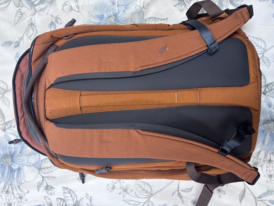 Bellroy Venture Ready Pack 20L V2 - Bronze (Category: Backpacks) located in Manila. Submitted by reyuben (Listing ID 1451940364, Image 2). Description: Lightly used Rating: 8.5/10 Quick-access top pocket with internal organization Padded 16” laptop sleeve, and letter-sized document slip Dropdown front panel for easy packing Hidden external valuables pocket Water-resistant coated zippers Luggage pass-through External water bottle / tripod pocket w