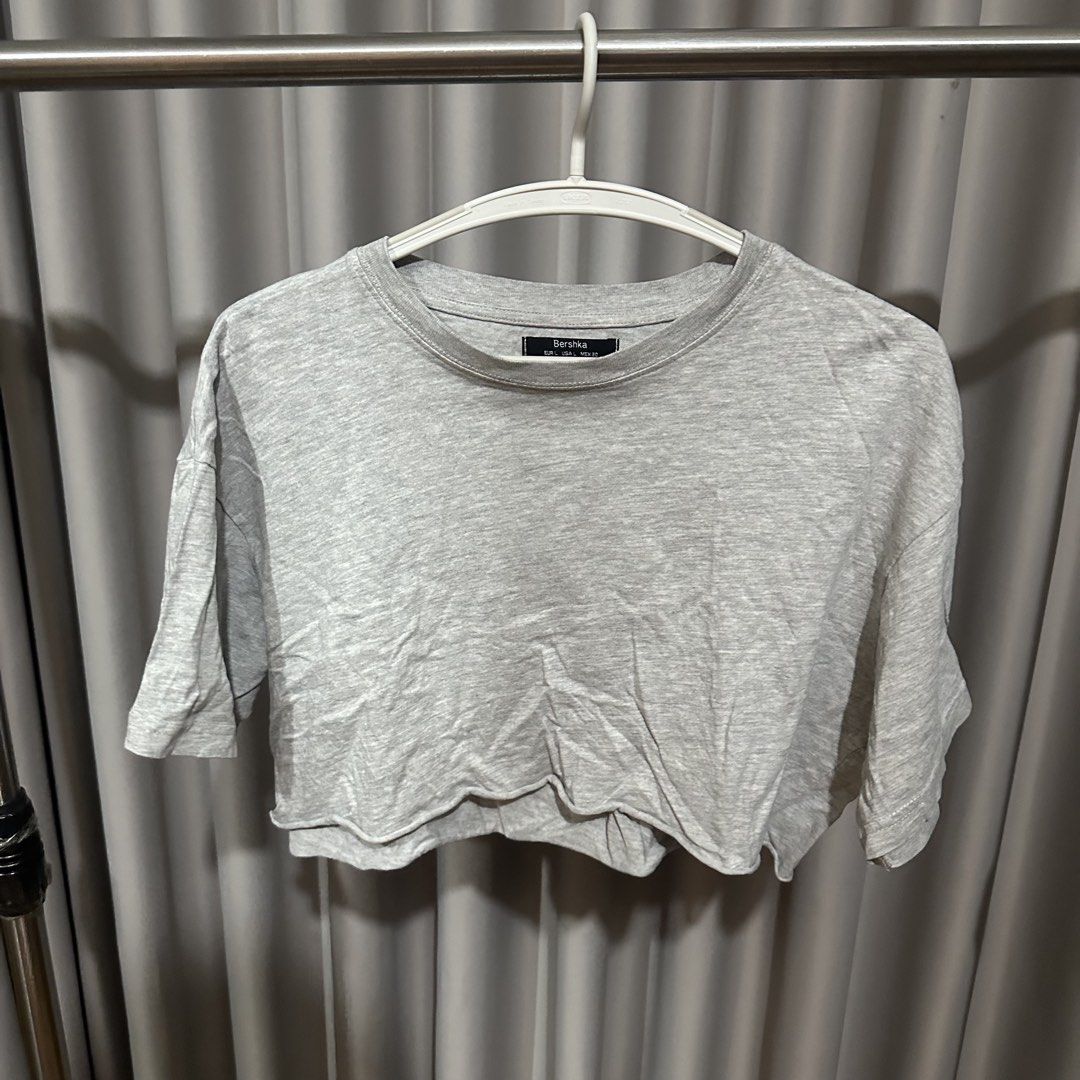 Bershka Grey Cropped T-shirt (Category: Shirts) located in Taguig. Submitted by jedelle (Listing ID 1452010079, Image 1). Description: 💛 Size L 💛 10/10 condition 💛 Check photo for measurements 💛 Model reference size M-semi L 📍BGC.
