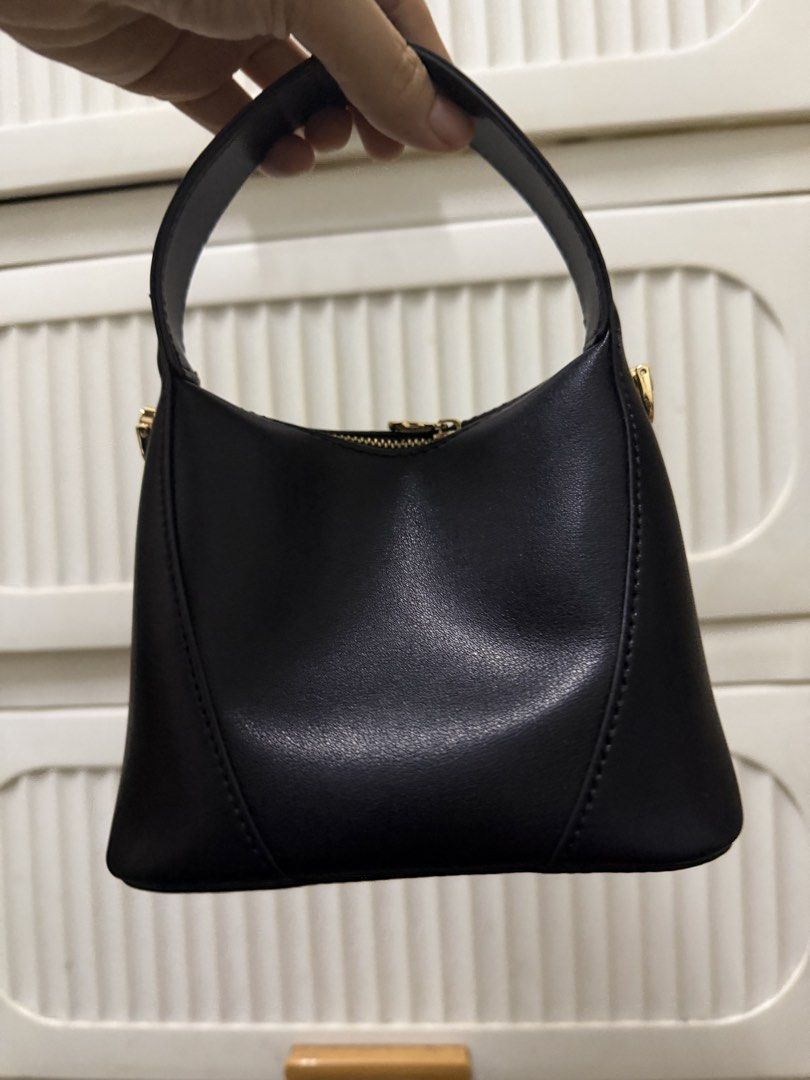 Billi sometimes (Category: Cross-body Bags) located in Johor Bahru. Submitted by nabila832 (Listing ID 1452016167, Image 3). Description: Use few time only ..