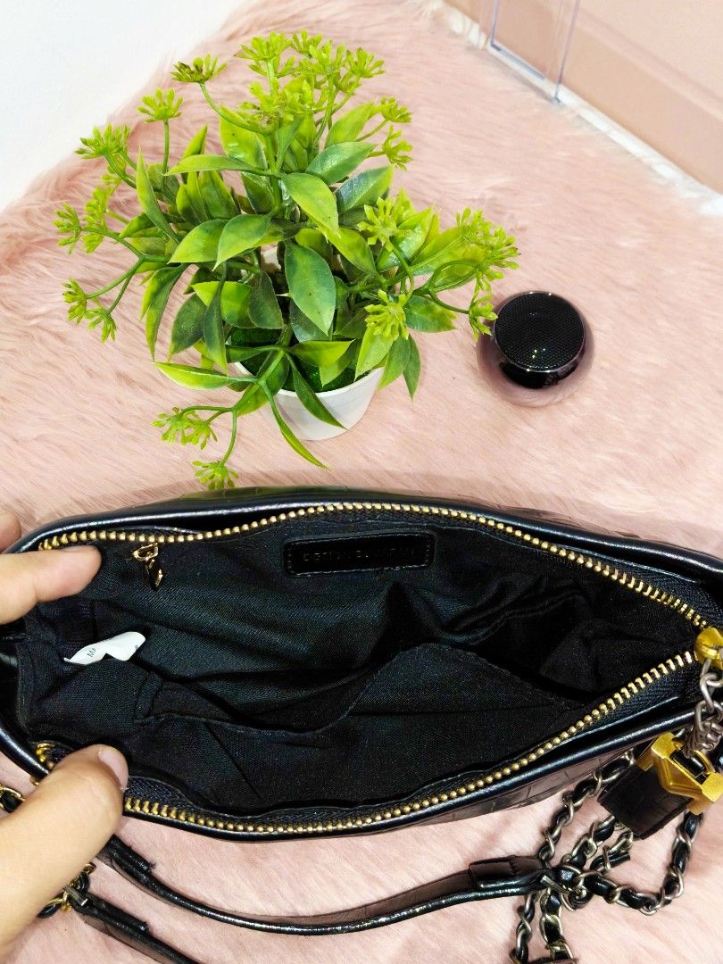 Black Crocodile Embossed Shoulder Bag with Gold Chain (Category: Shoulder Bags) located in Makati City. Submitted by lovestuvves (Listing ID 1452088688, Image 3). Description: Ukay Bag. Not branded or brand new. But in good condition. Almost no flaws or issue. .