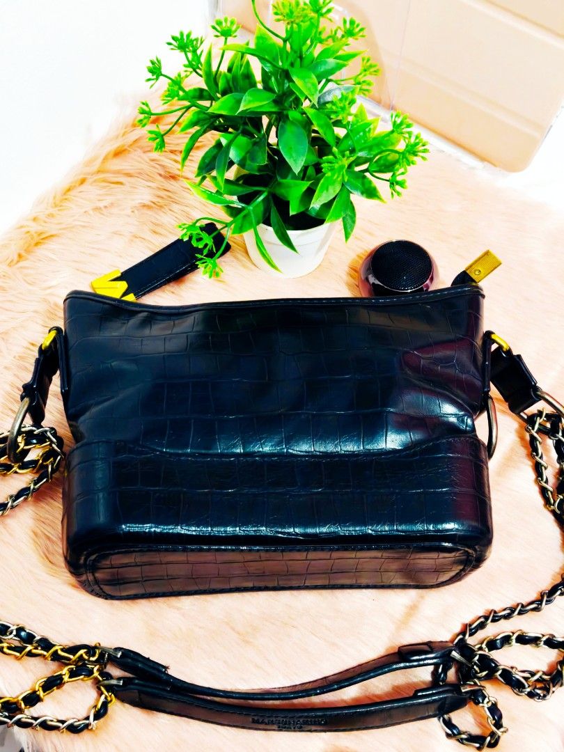 Black Crocodile Embossed Shoulder Bag with Gold Chain (Category: Shoulder Bags) located in Makati City. Submitted by lovestuvves (Listing ID 1452088688, Image 2). Description: Ukay Bag. Not branded or brand new. But in good condition. Almost no flaws or issue. .