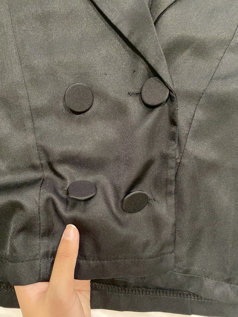 Black Cropped Polo (Category: Blouses) located in Rizal. Submitted by preloved2kk (Listing ID 1452023023, Image 3). Description: Black cropped polo Big buttons Soft fabric Great condition, never worn .