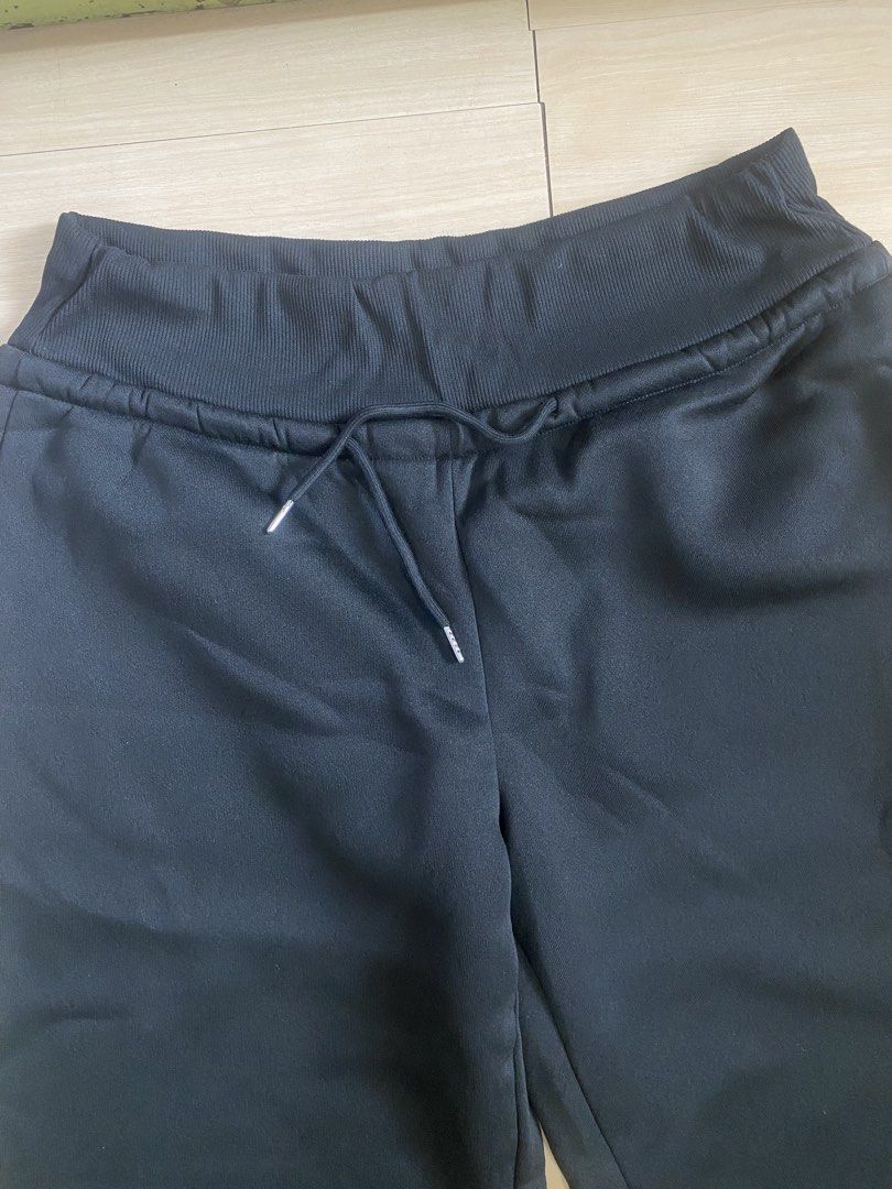 Black Cropped Sweatpants Size 2XL (Category: Other Bottoms) located in Makati City. Submitted by slickthingsph (Listing ID 1452026275, Image 2). Description: - Black cropped sweatpants - Elastic waistband with drawstring - Made from polyester and elastane blend - Comfortable and casual - Ideal for lounging or light activity - Size: 2XL.