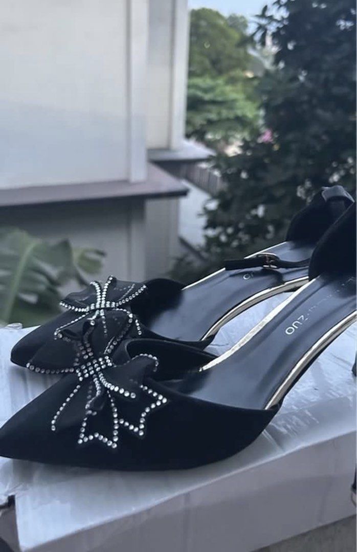 Black Heels with Rhinestone Bow Detail (Category: Heels) located in Marikina City. Submitted by chartan15 (Listing ID 1452025709, Image 3). Description: Used once, decluttering.