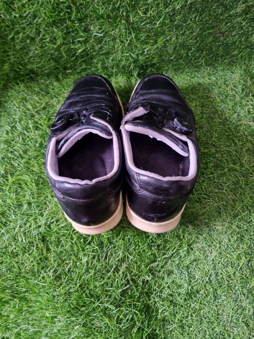Black Leather Golf Shoes with BOA Lacing System (Category: Golf) located in Manila. Submitted by solotrifting (Listing ID 1451905574, Image 3). Description: - Black leather golf shoes - Features BOA lacing system for a secure fit - Unique tread pattern on soles for excellent grip - Perfect for your next golf game.