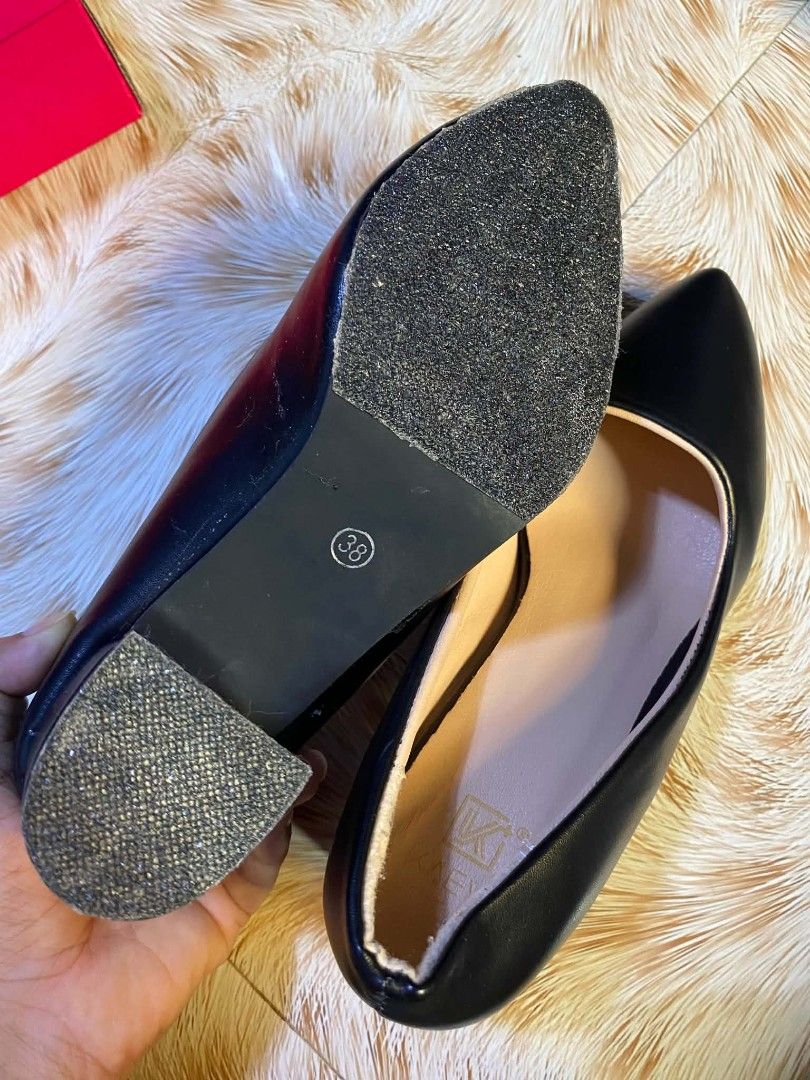 Black Pointed Toe Block Heels (Category: Heels) located in Mandaluyong City. Submitted by oel_oniv.2996 (Listing ID 1451922881, Image 3). Description: - Classic black pointed toe heels - Comfortable chunky block heel for stability - Easy slip-on design - Versatile for work or casual outings - Size 8 only worn once so good as new.