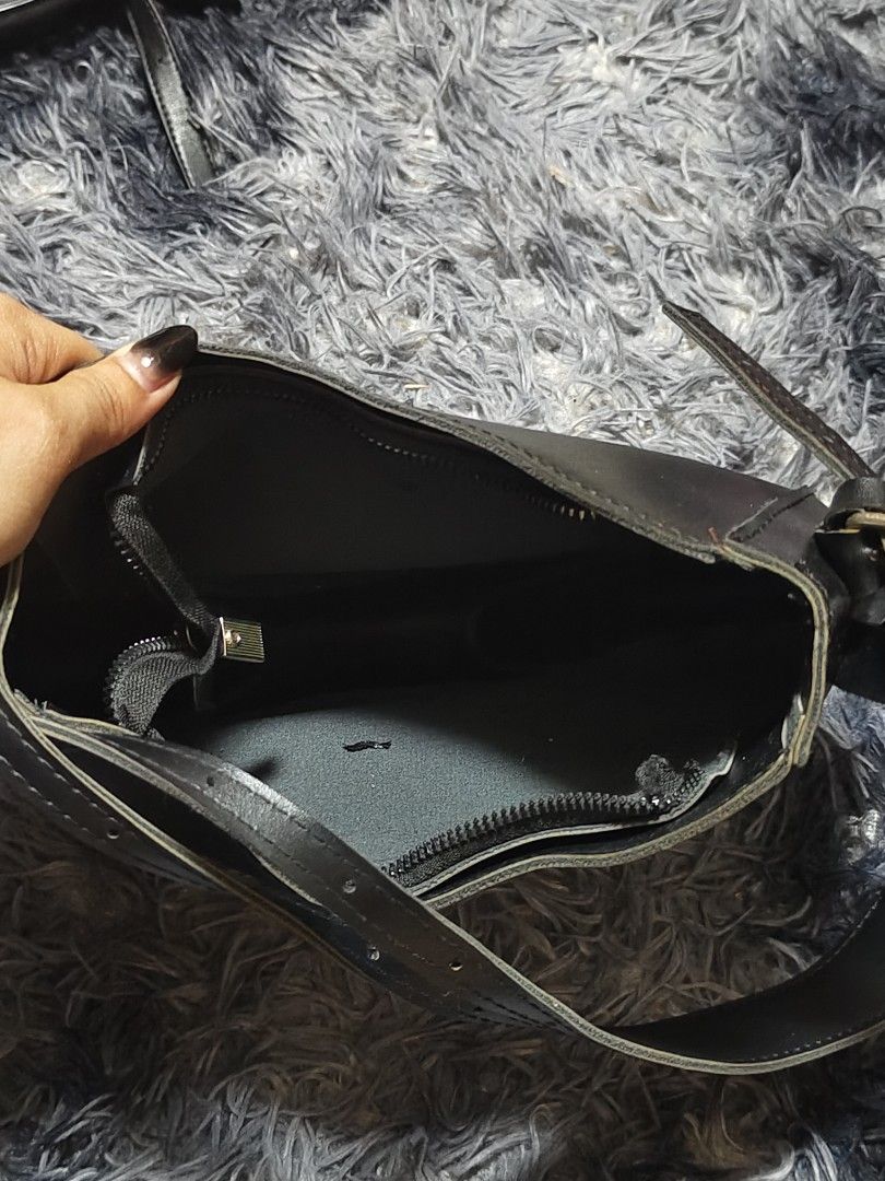 Black Shoulder Bag (Category: Shoulder Bags) located in Manila. Submitted by querobin11 (Listing ID 1452038022, Image 2). Description: - Stylish black shoulder bag - Ideal for everyday use - Main zippered compartment for secure storage - Adjustable strap for comfortable wear - Interior is clean and well-maintained RFS DECLUTTERING .