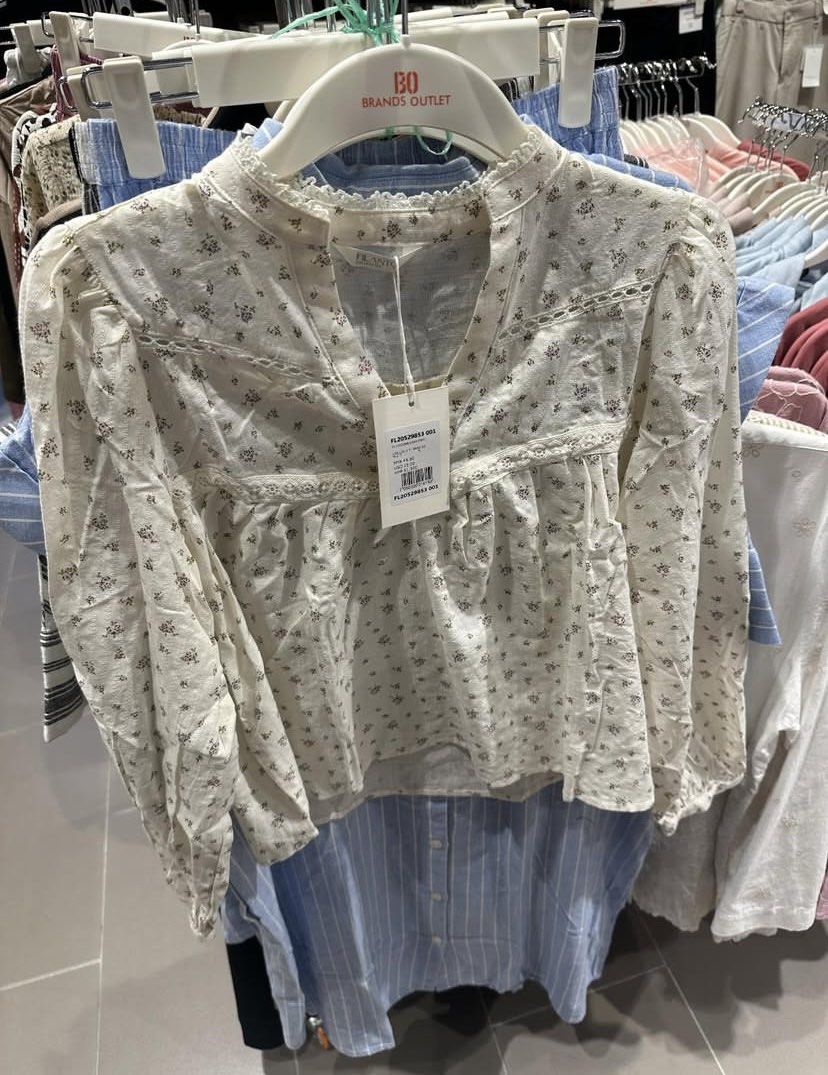 Blouse (Category: Longsleeves) located in Kuala Lumpur. Submitted by prelovedbyfeya (Listing ID 1451423948, Image 1). Description: .