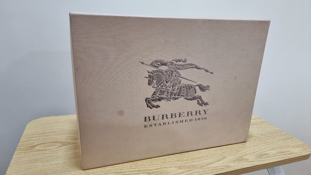 Burberry Established 1856 Box with Equestrian Knight Design (Category: Luxury Bags & Wallets) located in Paranaque City. Submitted by olxph_668280920 (Listing ID 1451966728, Image 2). Description: - Authentic Burberry box - Features iconic Equestrian Knight logo - Displays 'Burberry Established 1856' - Ideal for storing small items or as a decorative piece - Clean interior and exterior - Sturdy and well-constructed.