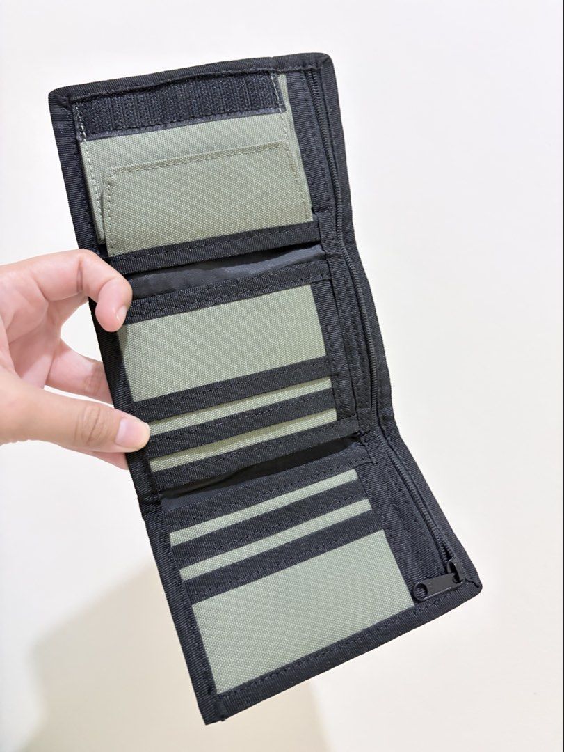 Carhartt WIP Alec Wallet Green (Category: Wallets & Card Holders) located in Pasig City. Submitted by preluvbyem (Listing ID 1447409967, Image 3). Description: No stains. Looks v new pa. Used less than 5x Velcro still crispy RFS: bought a black color way.
