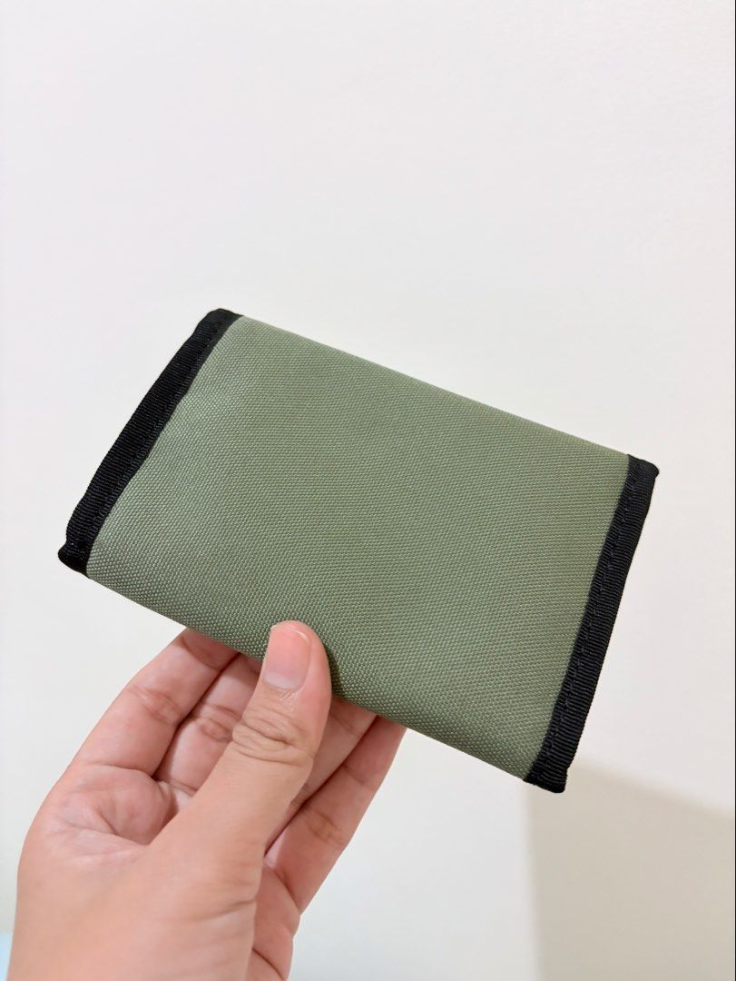 Carhartt WIP Alec Wallet Green (Category: Wallets & Card Holders) located in Pasig City. Submitted by preluvbyem (Listing ID 1447409967, Image 2). Description: No stains. Looks v new pa. Used less than 5x Velcro still crispy RFS: bought a black color way.