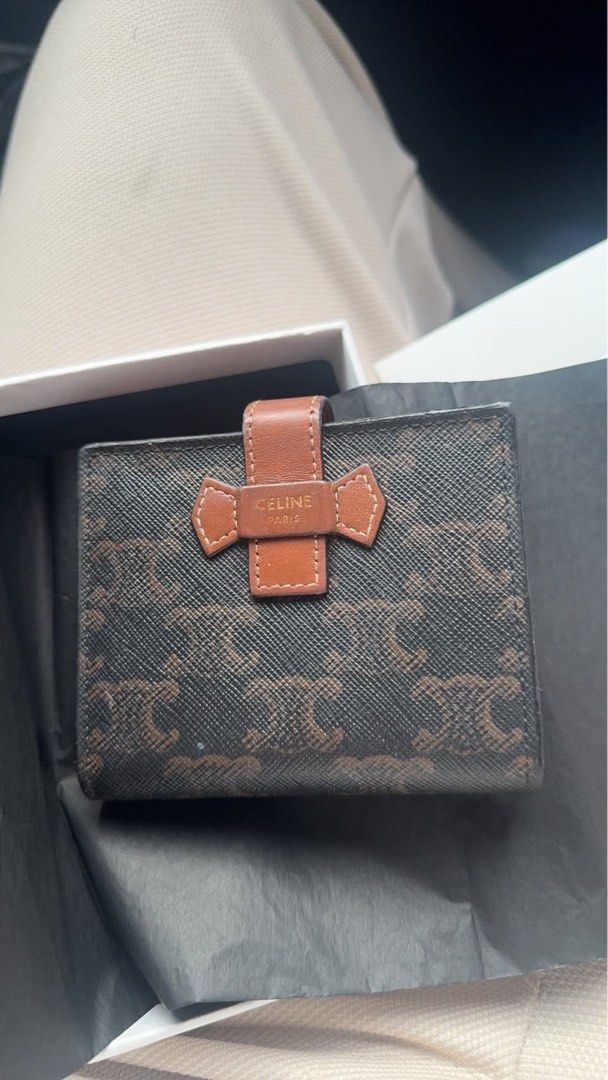 Celine wallet （分類：手袋及銀包）位於 Hong Kong。 由 brandname.hk 提交（商品編號 1452092597，圖片 1）。簡介： 。