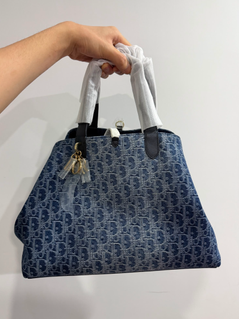 (Category: ) located in . Submitted by carousellluxury (Listing ID 1452004214, Image 1). Description: .