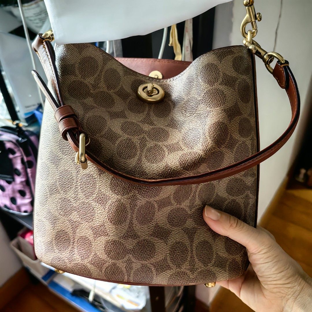 COACH 經典 Monogram 水桶袋 （分類：單肩包）位於 Hong Kong。 由 ladytree 提交（商品編號 1451956117，圖片 2）。簡介： 係 COACH 嘅水桶袋，經典嘅 Monogram 圖案，啡色配啡色皮邊。袋口有鎖扣，好安全。有手挽位，亦可以駁長帶斜孭或者側孭。袋底有金屬腳釘，唔怕刮花。連防塵袋。系SOGO 購買原價$32xx, 只用了幾次。。
