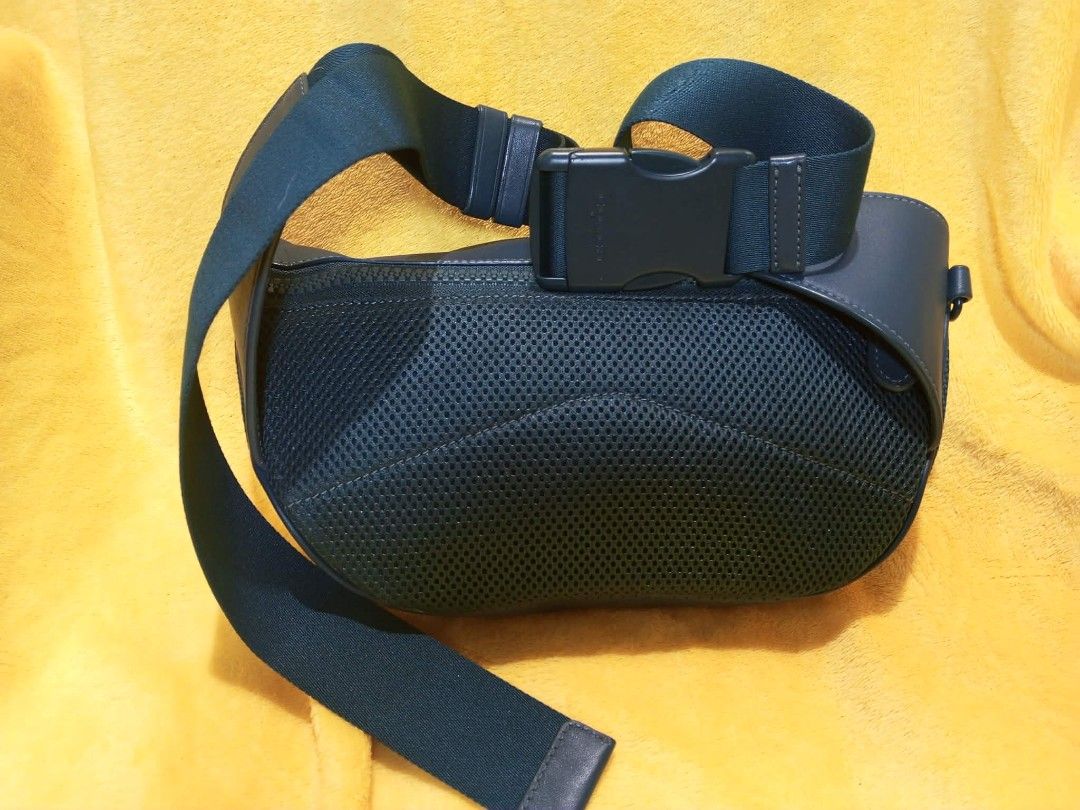 Coach Belt Bag (Original) (Category: Luxury Bags & Wallets) located in Cebu City. Submitted by luckycrystal_1981 (Listing ID 1452027358, Image 2). Description: Coach Belt Bag (Original) Brand: Coach Unisex Adults Condition: Good as new Color: Dark Blue Green Size: 11" x 6".