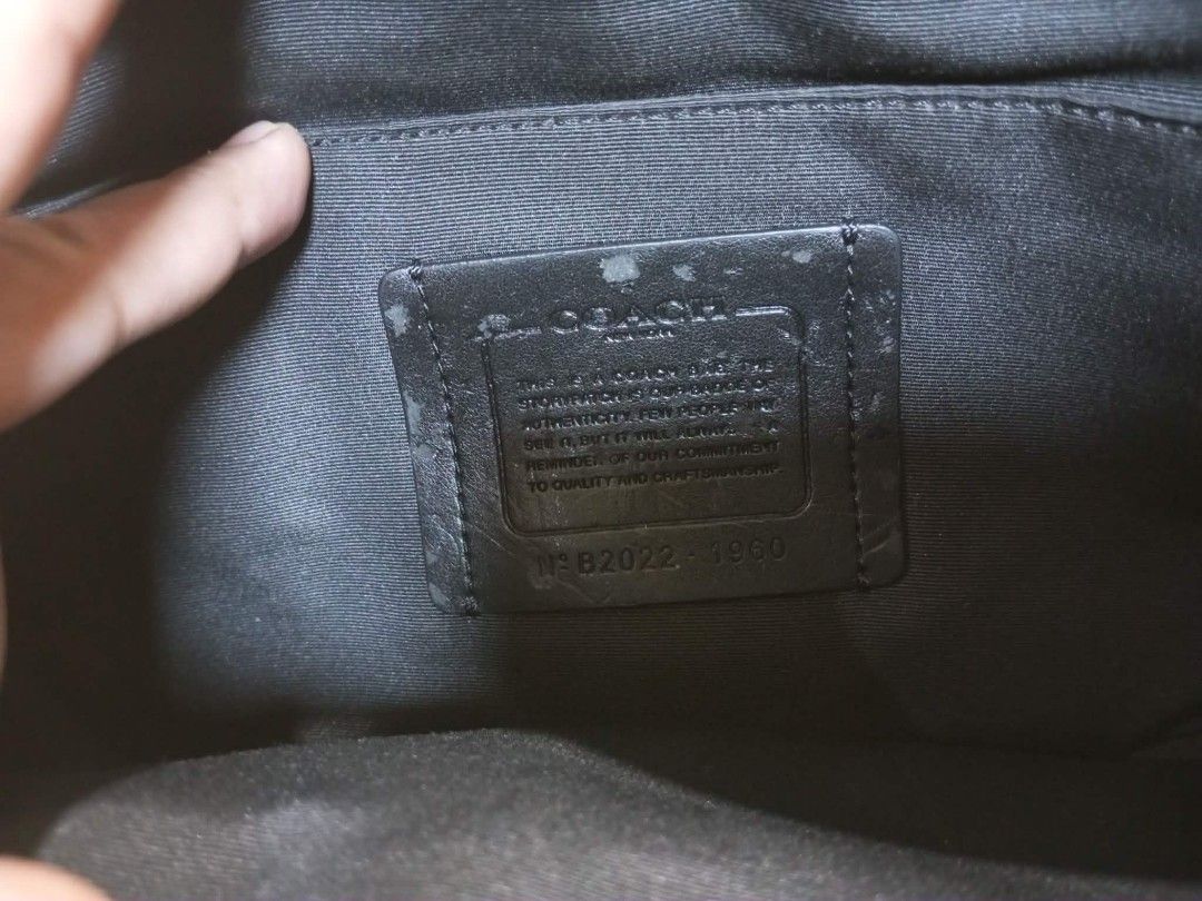 Coach Belt Bag (Original) (Category: Luxury Bags & Wallets) located in Cebu City. Submitted by luckycrystal_1981 (Listing ID 1452027358, Image 3). Description: Coach Belt Bag (Original) Brand: Coach Unisex Adults Condition: Good as new Color: Dark Blue Green Size: 11" x 6".