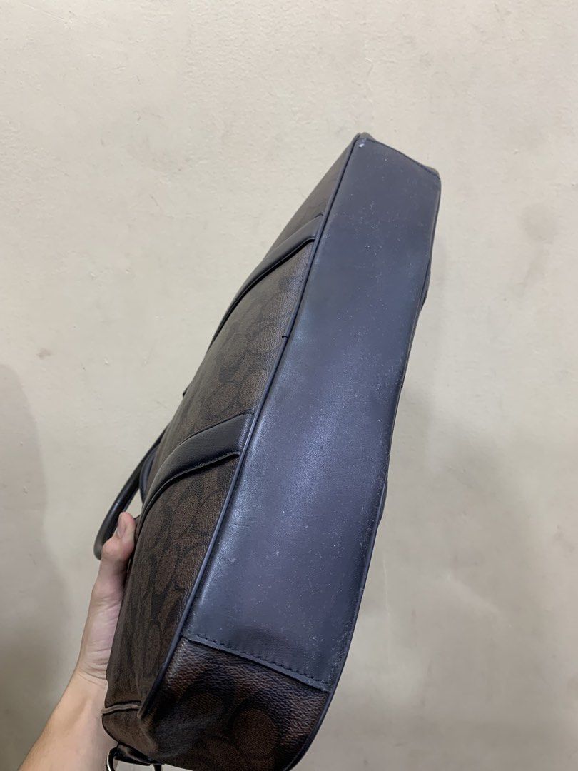 Coach Briefcase (Category: Briefcases) located in Bacolod City. Submitted by d_archives (Listing ID 1451994251, Image 3). Description: Coach Briefcase.