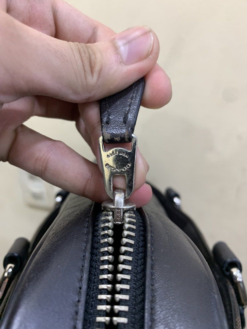 Coach Briefcase (Category: Briefcases) located in Bacolod City. Submitted by d_archives (Listing ID 1451994251, Image 2). Description: Coach Briefcase.