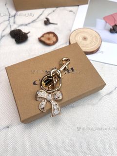 (Category: ) located in . Submitted by fashion.luxe (Listing ID 1452094069, Image 1). Description: .