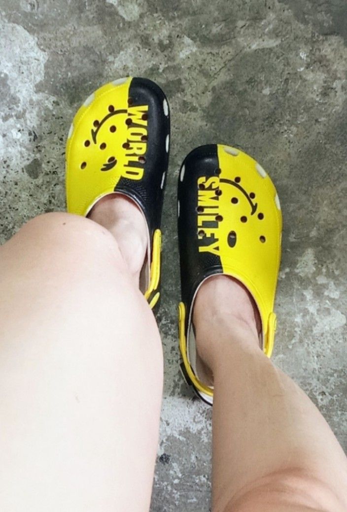 Crocs Smiley Classic Clogs M8-9 (Category: Slippers & Slides) located in Manila. Submitted by eriiicaspage (Listing ID 1414568212, Image 1). Description: PREOWNED Lightly Used Rarefinds Nowadays Authentic 💛 CROCS SMILEY CLASSIC 26-26.5CM God Condition YELLOW /BLACK M9-W11 Runs Smal ,, Fits Mens 8-9 Min Sign of Used Good Condition 9/10.