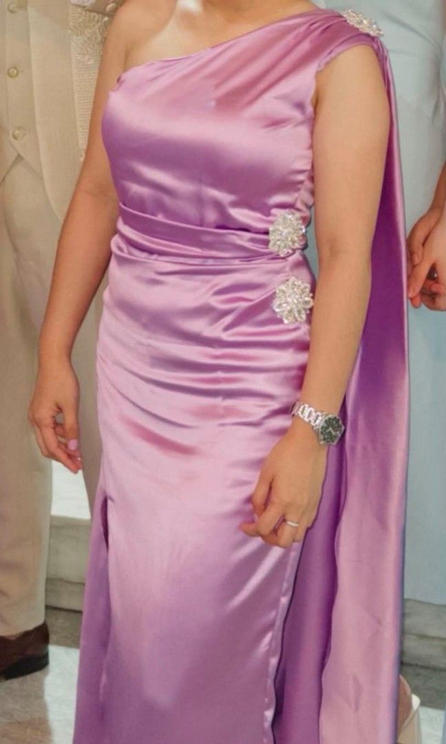 Custom made violet evening dress With cape and slit (Category: Evening dresses & gowns) located in Rizal. Submitted by yssa0907 (Listing ID 1452031983, Image 1). Description: Size: Small Used only once Has slit and detachable cape Ankle length dress.