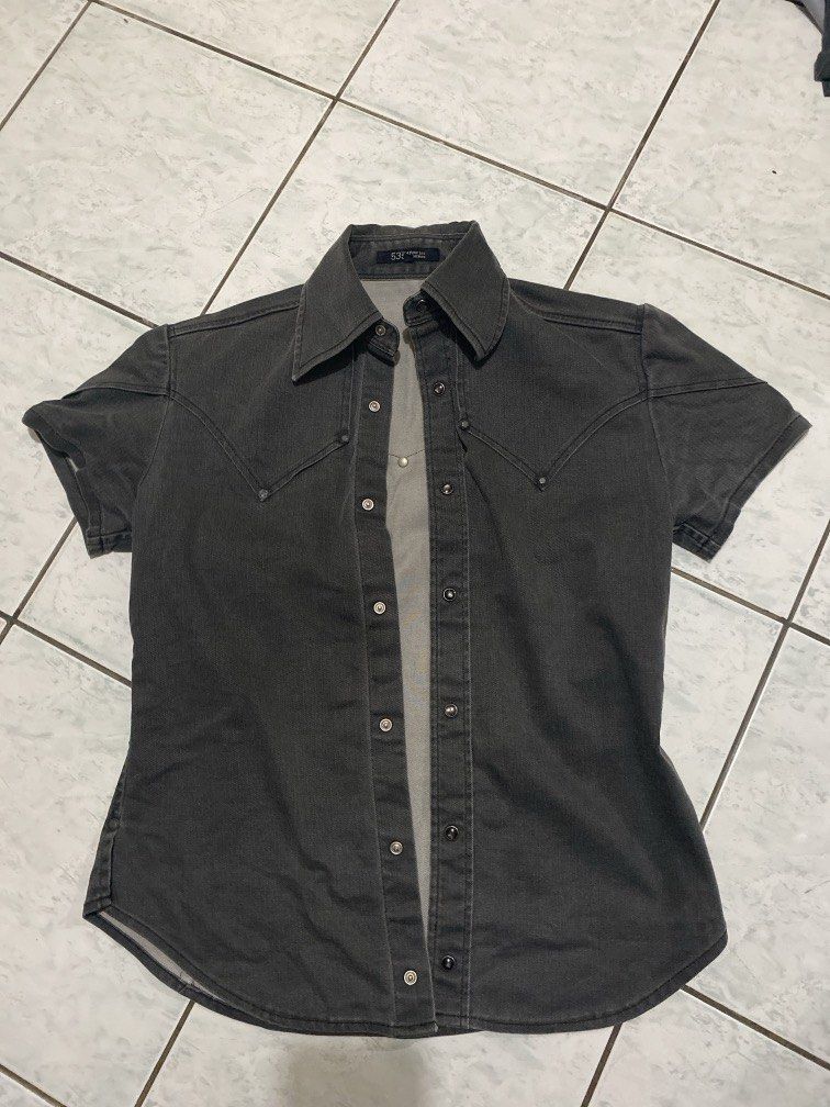 Denim Outer (Category: Coats, Jackets and Outerwear) located in Tuaran. Submitted by whoareyouhello (Listing ID 1451990632, Image 1). Description: its a denim outer.