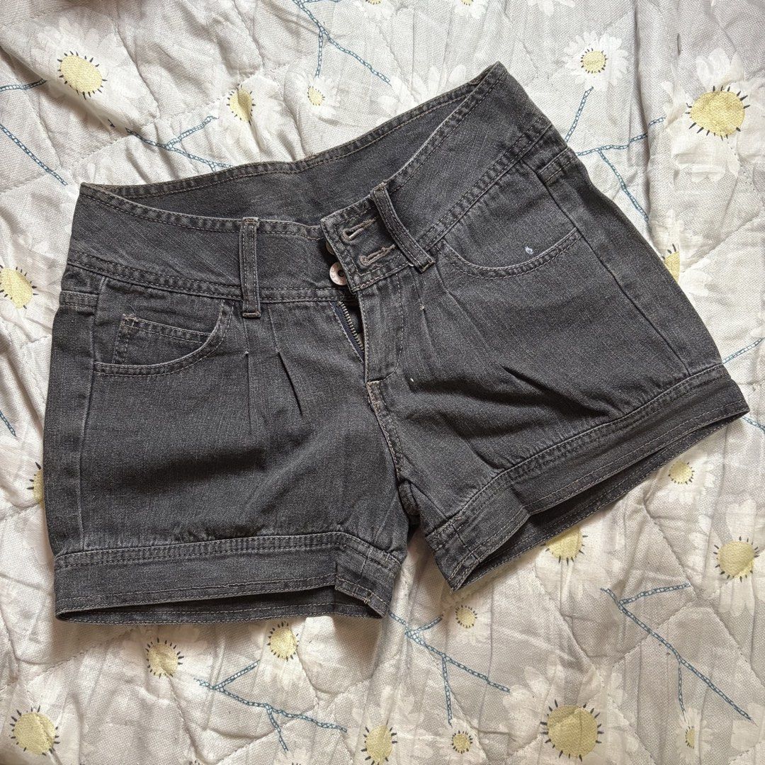 denim shorts (Category: Shorts) located in Quezon City. Submitted by cheeksnihan (Listing ID 1452005461, Image 1). Description: size: 24-25 in once used.