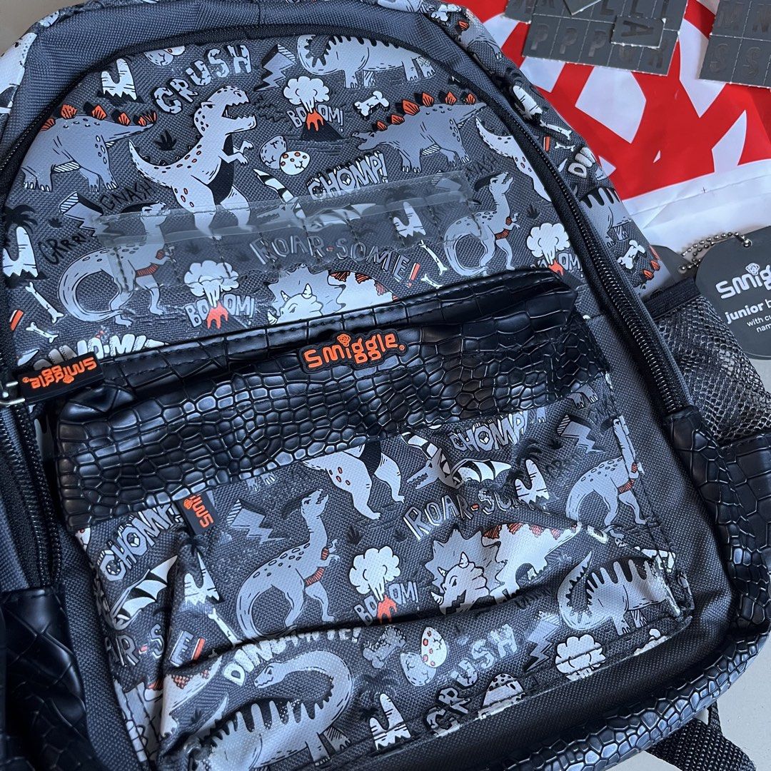 Dinosaurus Grey Trex Smiggle Junior Original Tas Ransel Anak Sekolah Backpack (Kategori: 4 hingga 7 tahun) berada di Pekanbaru. Dikirim oleh bampipreloved (ID iklan 1452029930, Gambar 2). Deskripsi: masih bagus banget look luarnya, pemakaian normal anak" selama 1th sekolah kondisi sesuai foto. Jamin ori ya motif ini gaada kw nya, cakep leather berat bahannya beli 800rban. Jual murah aja, minus foto trakhir ada sedikit sobek bagian dalam, karna an