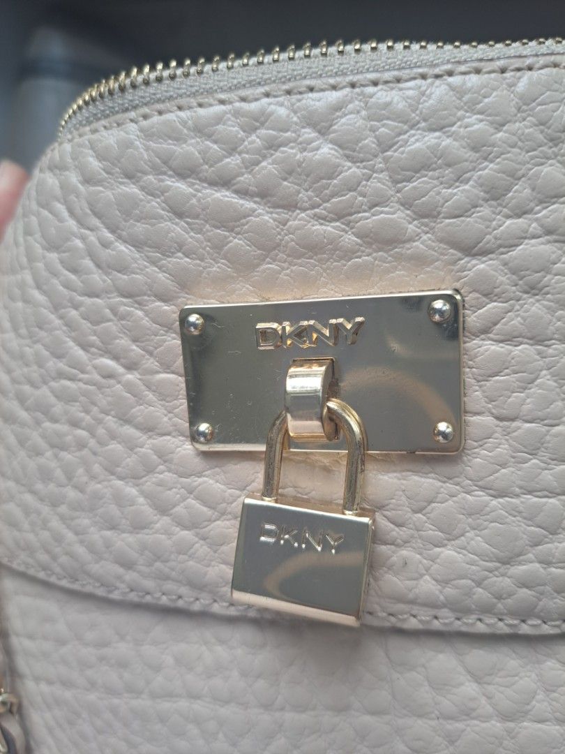 DKNY （分類：單肩包）位於 Hong Kong。 由 lcc129 提交（商品編號 1451933263，圖片 5）。簡介： 大家好今日同大家介紹呢個靚靚嘅DKNY手袋仔呢個袋係淺米色，配埋啲銀鏈，真係好有型又夠晒潮個袋嘅皮質睇落及好，而且仲有埋個鎖扣設計，好有心思㗎入面仲有好多間隔，放銀包、電話、化妝品都冇問題有興趣嘅朋友可以隨時約出嚟睇吓㗎。