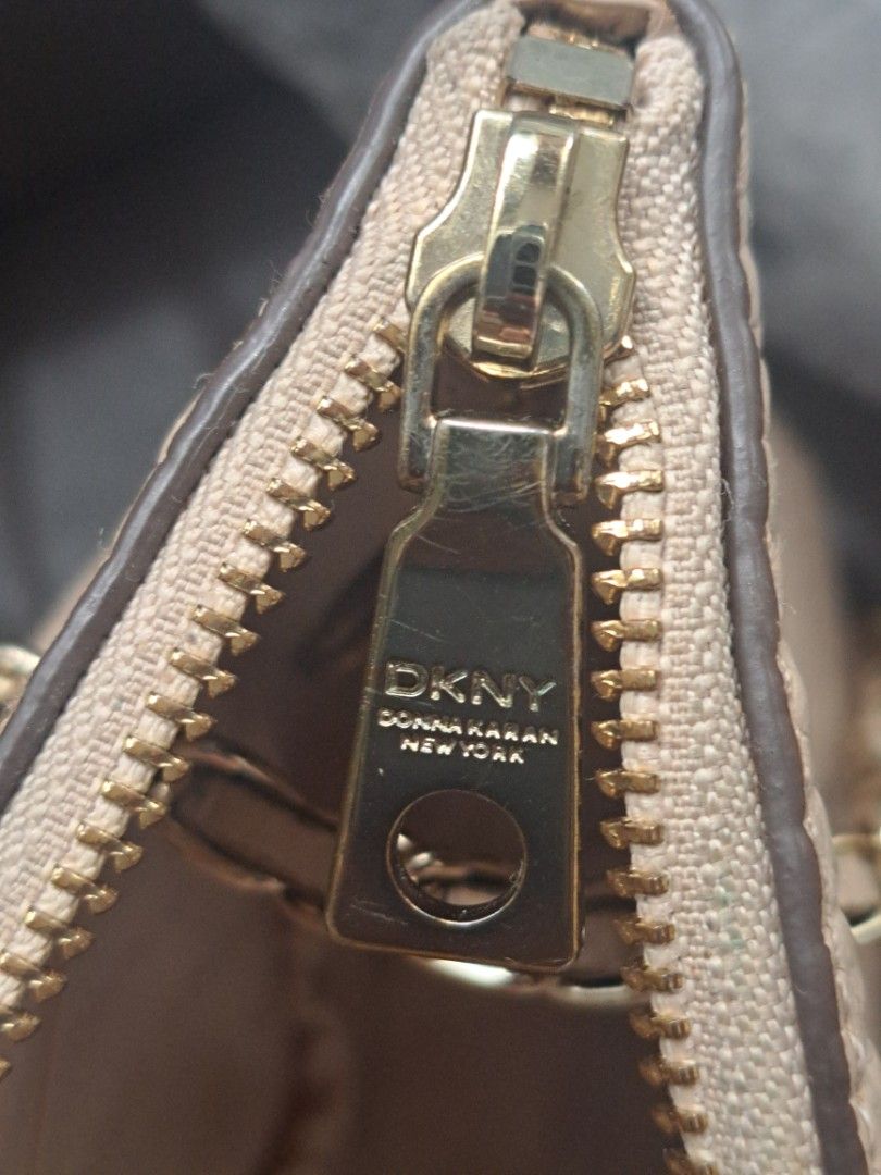 DKNY （分類：單肩包）位於 Hong Kong。 由 lcc129 提交（商品編號 1451933263，圖片 4）。簡介： 大家好今日同大家介紹呢個靚靚嘅DKNY手袋仔呢個袋係淺米色，配埋啲銀鏈，真係好有型又夠晒潮個袋嘅皮質睇落及好，而且仲有埋個鎖扣設計，好有心思㗎入面仲有好多間隔，放銀包、電話、化妝品都冇問題有興趣嘅朋友可以隨時約出嚟睇吓㗎。