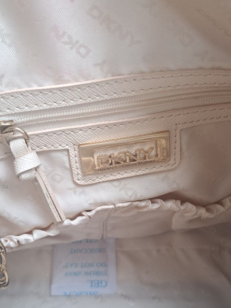 DKNY （分類：單肩包）位於 Hong Kong。 由 lcc129 提交（商品編號 1451933263，圖片 3）。簡介： 大家好今日同大家介紹呢個靚靚嘅DKNY手袋仔呢個袋係淺米色，配埋啲銀鏈，真係好有型又夠晒潮個袋嘅皮質睇落及好，而且仲有埋個鎖扣設計，好有心思㗎入面仲有好多間隔，放銀包、電話、化妝品都冇問題有興趣嘅朋友可以隨時約出嚟睇吓㗎。