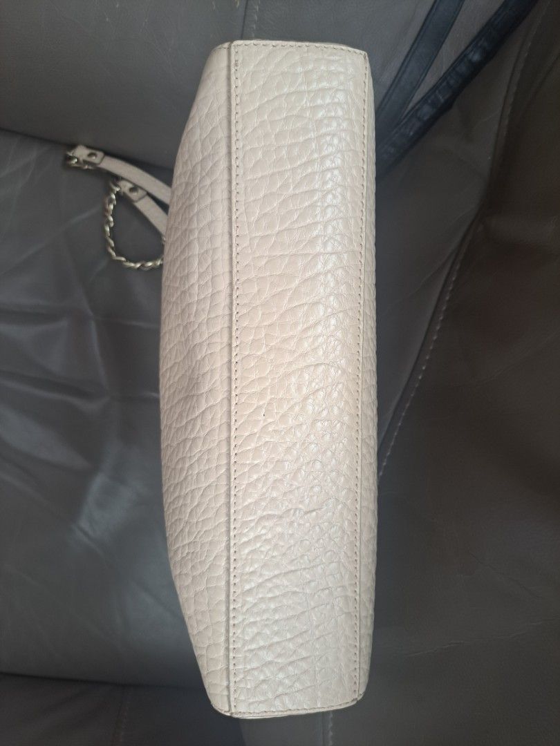 DKNY （分類：單肩包）位於 Hong Kong。 由 lcc129 提交（商品編號 1451933263，圖片 6）。簡介： 大家好今日同大家介紹呢個靚靚嘅DKNY手袋仔呢個袋係淺米色，配埋啲銀鏈，真係好有型又夠晒潮個袋嘅皮質睇落及好，而且仲有埋個鎖扣設計，好有心思㗎入面仲有好多間隔，放銀包、電話、化妝品都冇問題有興趣嘅朋友可以隨時約出嚟睇吓㗎。