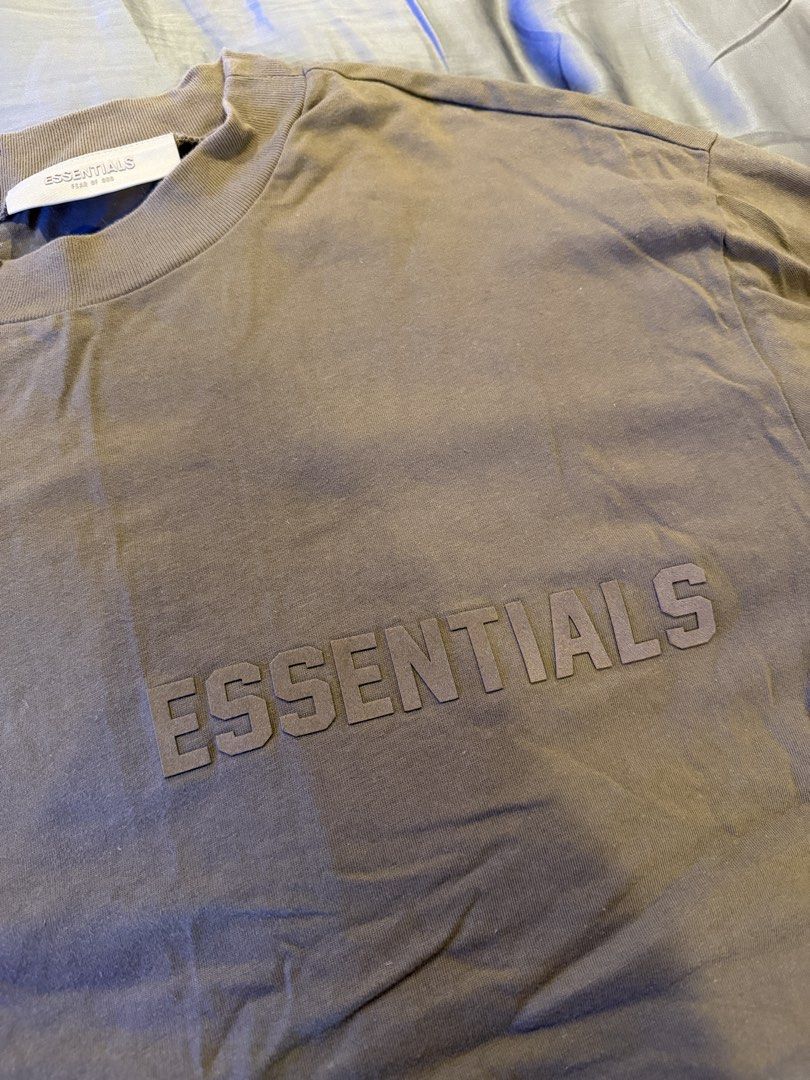 由 __h__s__u__a__n_______ (刊登 ID 1452055016，圖片 2) 提交，位於 新北市 (New Taipei) 的 Essentials 卡其綠 T shirt S (類別：T恤、Polo衫)，說明：。