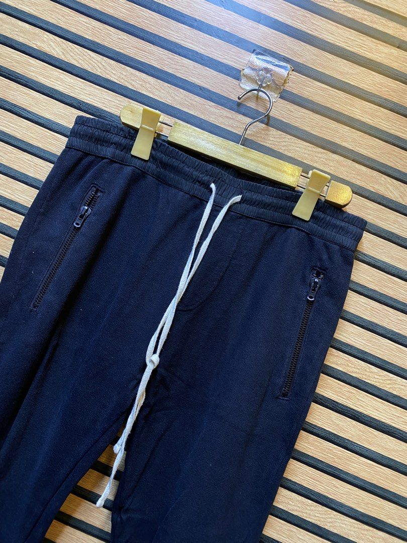 ESSENTIALS SWEATPANTS (Category: Joggers) located in Makati City. Submitted by drip.poww (Listing ID 1452071291, Image 2). Description: - Authentic FOG ESSENTIALS - BLACK - Size: 32 - Authentic - Excellent condition - Need wash, fresh from bale - Material: 100% Cotton !!STILL NEGOTIABLE!!.