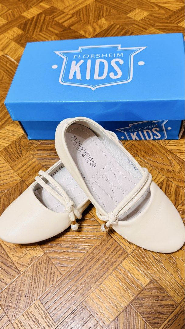 Florsheim Kids Flats (Category: Babies & Kids Fashion) located in Quezon City. Submitted by frappes (Listing ID 1452042481, Image 2). Description: - Florsheim Kids flats - Color: Beige - Size: 31 - Includes original box - Features a cute floral and heart pattern on the soles - Ideal for everyday wear or special occasions - Easy slip-on design.