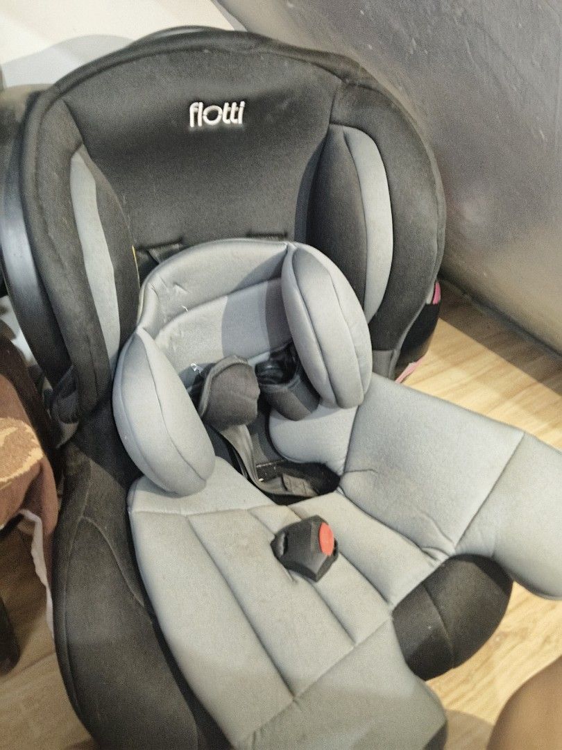 Flotti Car Seat (Category: Car Seats) located in Carmona. Submitted by myraprrzz (Listing ID 1452075129, Image 1). Description: - Flotti Car Seat - Color: Black and Grey - Features: Adjustable headrest and harness - Condition: Good, with minor marks on fabric - Ready for its next adventure!.