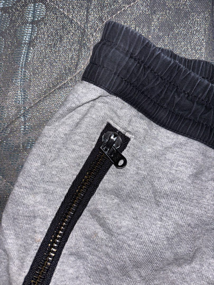 FOG Essentials Drop Crotch Grey Shorts (Category: Shorts) located in Tagbilaran City. Submitted by noeeeelll (Listing ID 1452095192, Image 3). Description: - FOG Essentials Grey Shorts - Size: XL - Elastic waistband with drawstring - Zipper pockets on both sides - Comfortable material, suitable for lounging or workouts - Minor marks visible on fabric (please check photos for details).