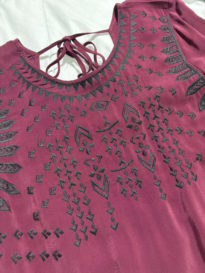 Forever 21 Maroon Embroidered Long-Sleeve Blouse Size S (Category: Blouses) located in Mandaluyong City. Submitted by k_and_k_preloved_corner (Listing ID 1452029461, Image 3). Description: - Forever 21 Long-sleeves Blouse - Size Small - Color: Maroon - Light Material - Embroidered Details.