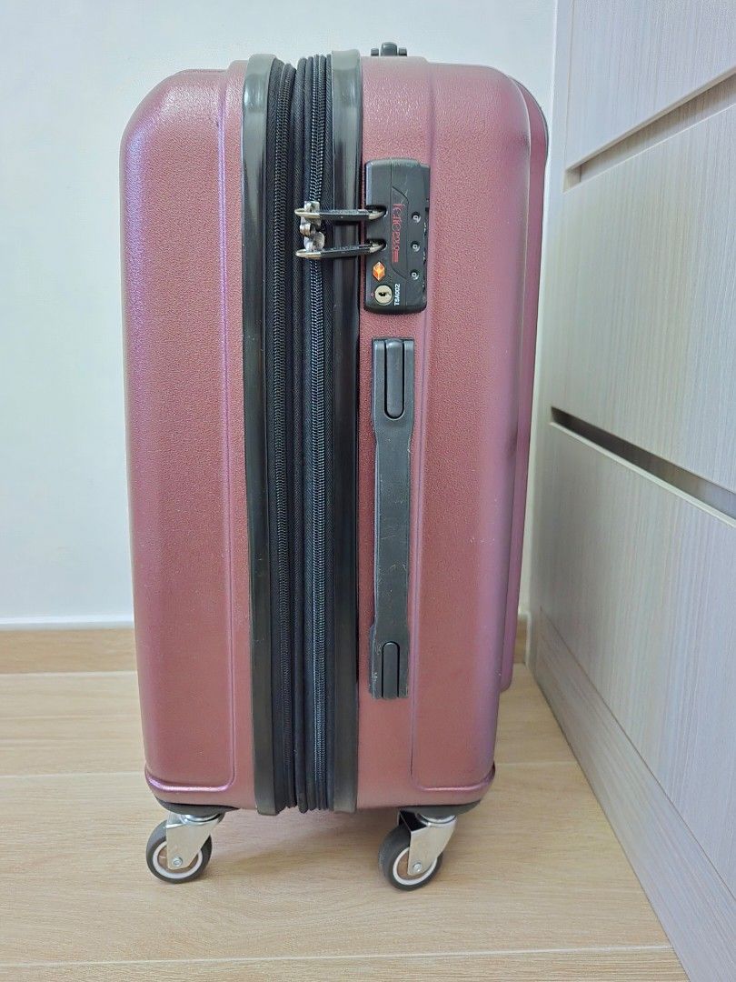 Férié Polo Design Collection 20吋可擴張行李箱/喼/20inch Expandable Luggage/Baggage/Suitcase（換了全新的金屬啤呤轆，更堅固耐用及非常順滑） （分類：旅遊 - 行李箱）位於 Hong Kong。 由 kingleap 提交（商品編號 1452014088，圖片 3）。簡介： 約有八九成新淨，只是喼身外面有好少許用過的痕跡/花，內袋有些破爛，但已經補好了(見圖片)，配有TSA密碼鎖。喼身仍然好堅硬以及所有拉鍊及功能正常運作。 ＊更換了全新的金屬啤呤轆，堅固耐用及非常順滑，無與倫比!＊ ＊所有喼已經清潔得好乾淨，買咗即時可以用!＊ It's about 80-90% new, with only a few signs of use/scratches on the outside，The inner bag were some little torns, but it has been repaired (see pi