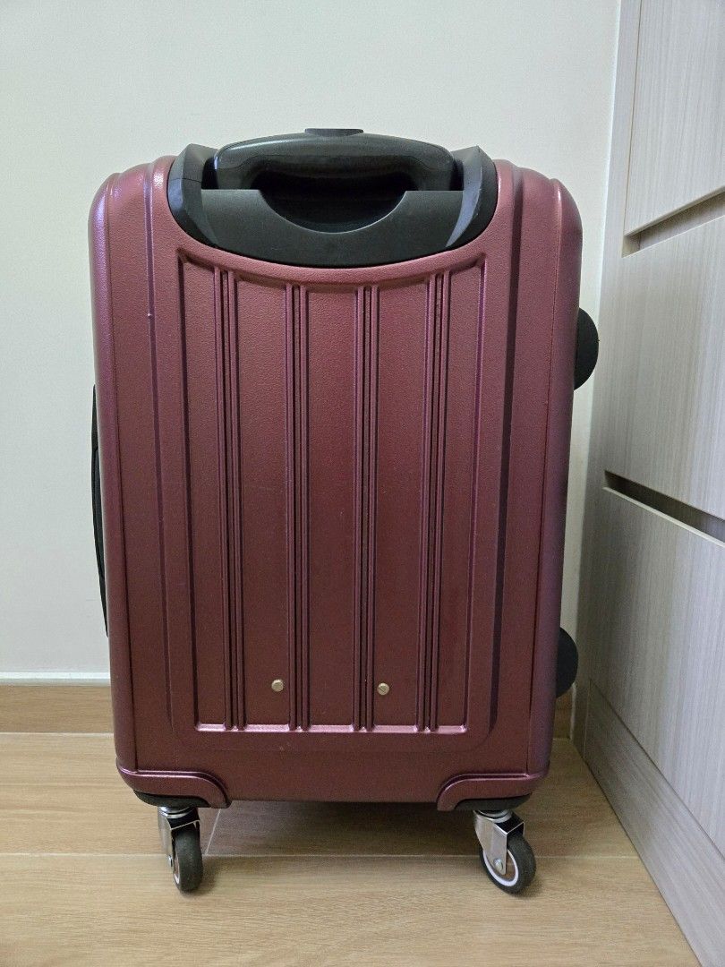Férié Polo Design Collection 20吋可擴張行李箱/喼/20inch Expandable Luggage/Baggage/Suitcase（換了全新的金屬啤呤轆，更堅固耐用及非常順滑） （分類：旅遊 - 行李箱）位於 Hong Kong。 由 kingleap 提交（商品編號 1452014088，圖片 2）。簡介： 約有八九成新淨，只是喼身外面有好少許用過的痕跡/花，內袋有些破爛，但已經補好了(見圖片)，配有TSA密碼鎖。喼身仍然好堅硬以及所有拉鍊及功能正常運作。 ＊更換了全新的金屬啤呤轆，堅固耐用及非常順滑，無與倫比!＊ ＊所有喼已經清潔得好乾淨，買咗即時可以用!＊ It's about 80-90% new, with only a few signs of use/scratches on the outside，The inner bag were some little torns, but it has been repaired (see pi