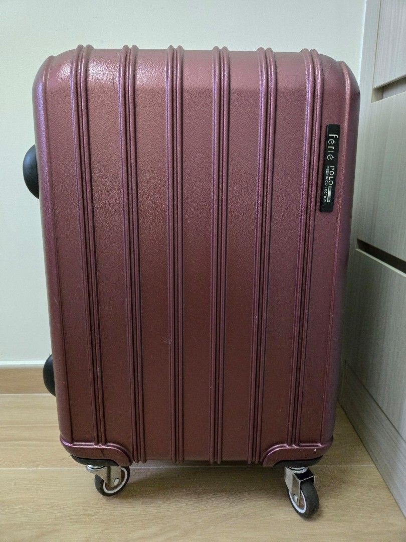 Férié Polo Design Collection 20吋可擴張行李箱/喼/20inch Expandable Luggage/Baggage/Suitcase（換了全新的金屬啤呤轆，更堅固耐用及非常順滑） （分類：旅遊 - 行李箱）位於 Hong Kong。 由 kingleap 提交（商品編號 1452014088，圖片 1）。簡介： 約有八九成新淨，只是喼身外面有好少許用過的痕跡/花，內袋有些破爛，但已經補好了(見圖片)，配有TSA密碼鎖。喼身仍然好堅硬以及所有拉鍊及功能正常運作。 ＊更換了全新的金屬啤呤轆，堅固耐用及非常順滑，無與倫比!＊ ＊所有喼已經清潔得好乾淨，買咗即時可以用!＊ It's about 80-90% new, with only a few signs of use/scratches on the outside，The inner bag were some little torns, but it has been repaired (see pi