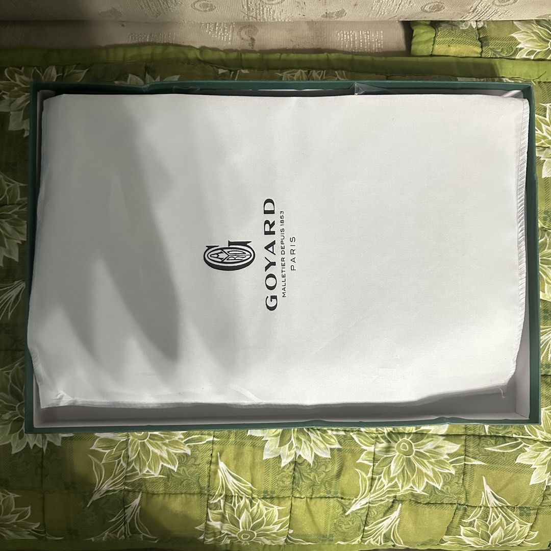G0yard totebag (Category: Luxury Bags & Wallets) located in Manila. Submitted by jochelle2468 (Listing ID 1452064403, Image 2). Description: - G0yard Tote Bag -UNISEX - Includes dust bag and box - Spacious interior with a removable pouch - Handles are still in plastic wrap - Ideal for everyday use ✅₱900.