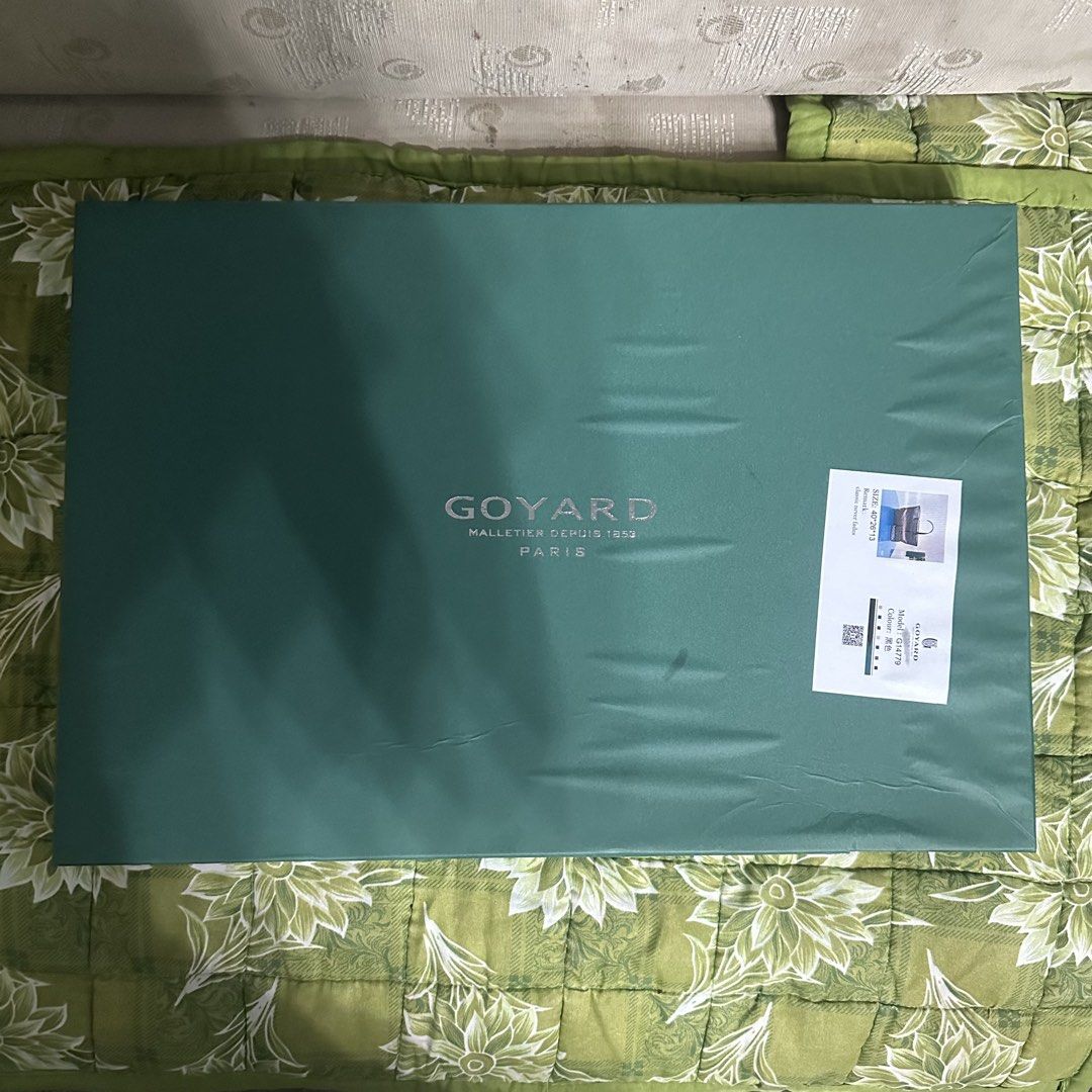 G0yard totebag (Category: Luxury Bags & Wallets) located in Manila. Submitted by jochelle2468 (Listing ID 1452064403, Image 1). Description: - G0yard Tote Bag -UNISEX - Includes dust bag and box - Spacious interior with a removable pouch - Handles are still in plastic wrap - Ideal for everyday use ✅₱900.