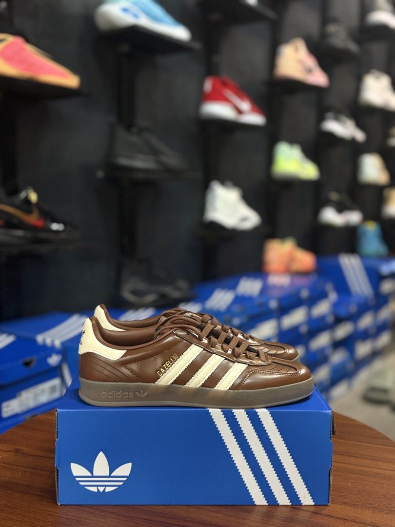 Gazelle Indoor Preloved Brown (Category: Sneakers) located in Cavite. Submitted by jairo13 (Listing ID 1451910589, Image 1). Description: Gazelle Indoor Preloved Brown 8.5/9/9.5/10us ₱3,895.00 Ig&Fb: ShoesoleCavite 📍Silang,Cavite 🚚Jrs / Lbc / Lalamove 💵Gcash / Gotyme / Bdo.