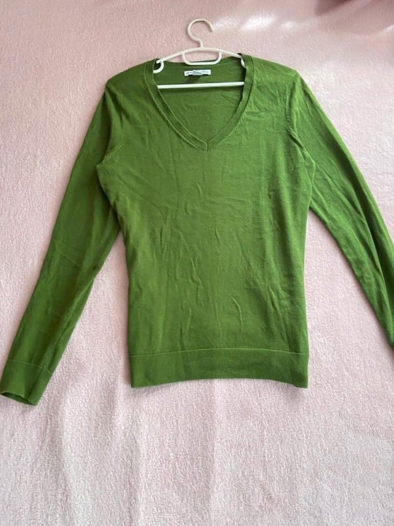 Green V-Neck Long Sleeve Knit Sweater (Category: Longsleeves) located in Angeles City. Submitted by ari_izzu (Listing ID 1451990485, Image 2). Description: - sweater only (accessories in photo not included) - color might vary irl due to lighting - no visible flaws 💕.
